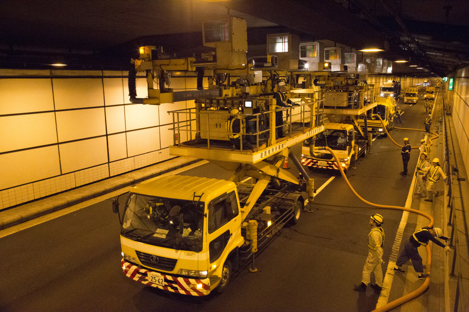 写真：車両火災を想定した泡消火発泡試験